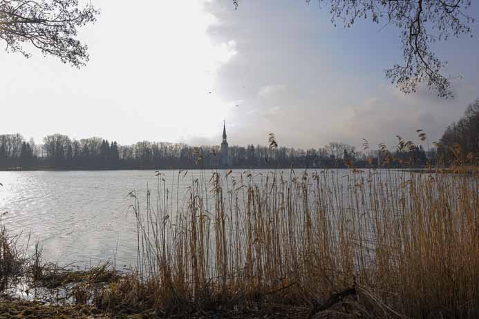 Across the lake to Mikaeli kirik_Über dem See zur Michelskirche