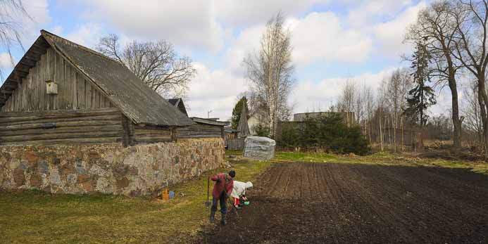 Farming by hand_Handarbeit auf dem Land